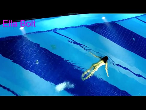 ❤️ Non podo deixar de mirar, unha moza loira que é sorprendida nadando espida na piscina do resort ELLA BOLT ️ Vídeo de sexo a nós gl.appassistance.ru ❌️