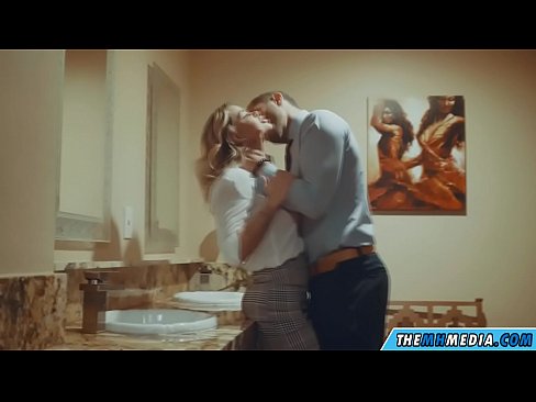 ❤️ Cando unha loura tetona seduce nun baño público ️ Vídeo de sexo a nós gl.appassistance.ru ❌️